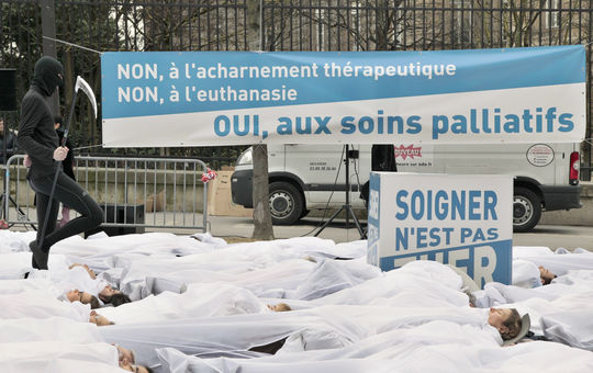 Une manifestation en faveur des soins palliatifs � Paris en janvier 2011.