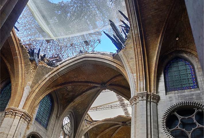Ouverture dans la crois�e du transept de Notre-Dame de Paris laissant apparaitre des poutres carbonis�es